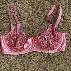 Victoria’s Secret • Pink Lace Bra